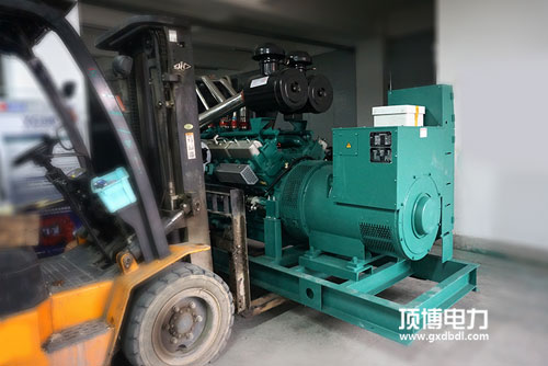 當(dāng)柴油發(fā)電機在運行中異常時，應(yīng)按急停按鈕停機